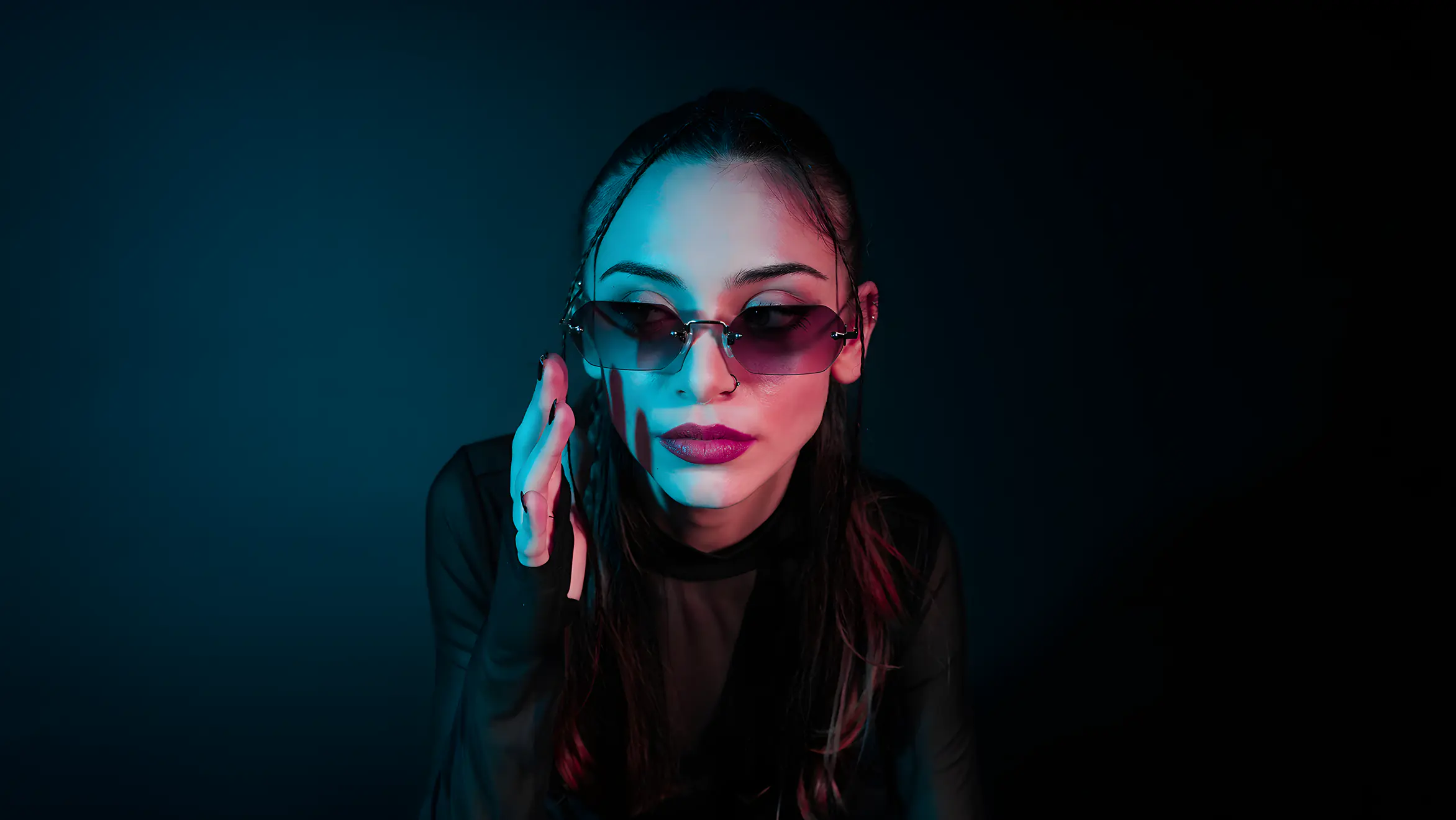 A model wearing CHICO sunglasses in Brown Beige