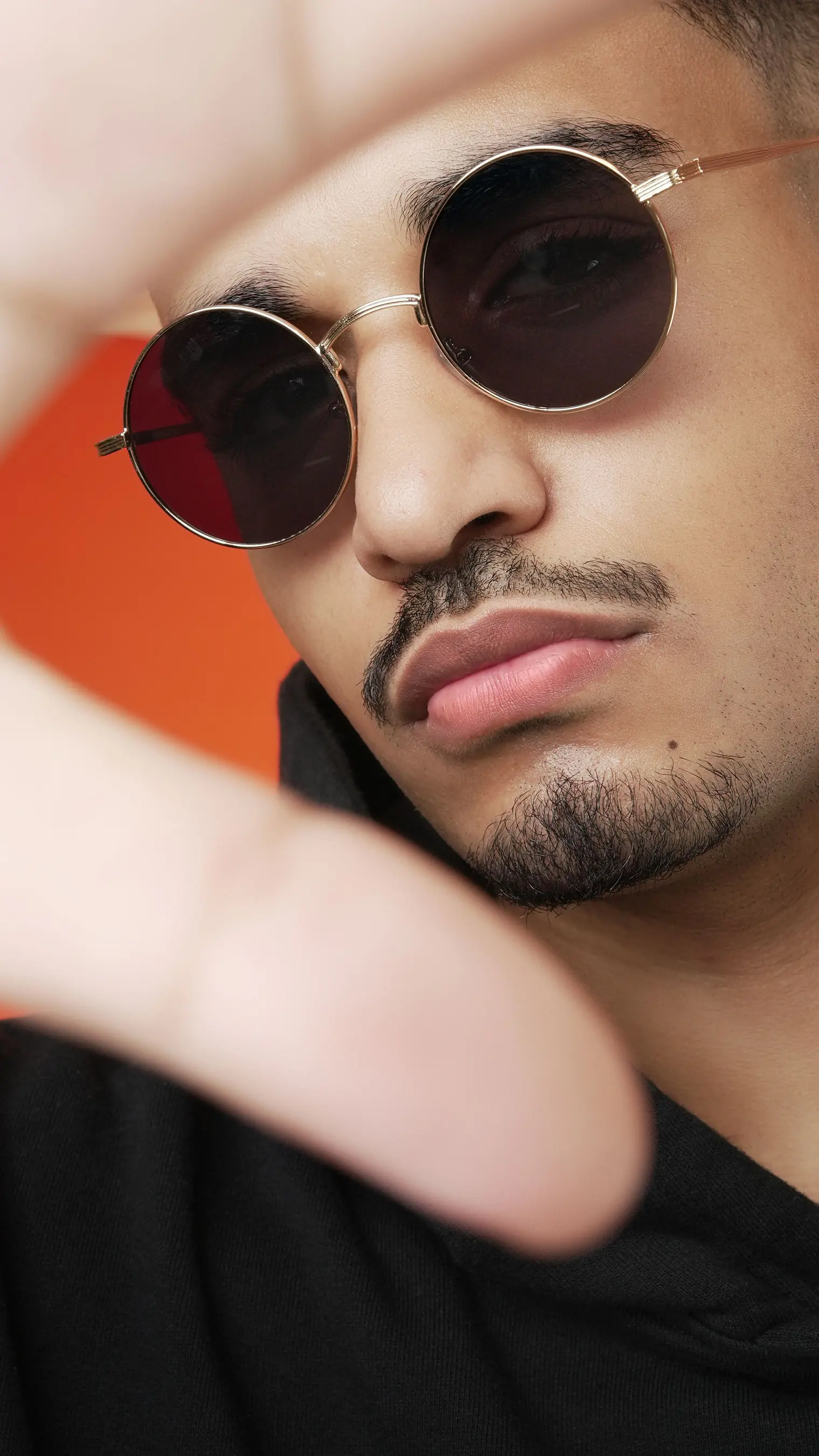 A model wearing EDEN sunglasses in Silver
