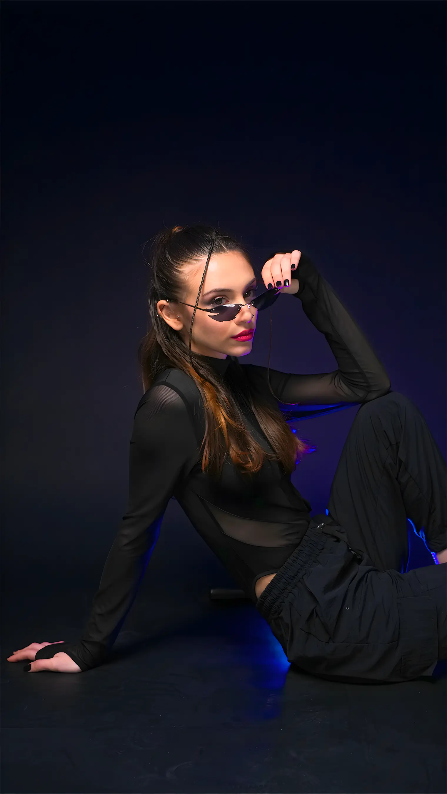 A model wearing EUPHORIA sunglasses in Black