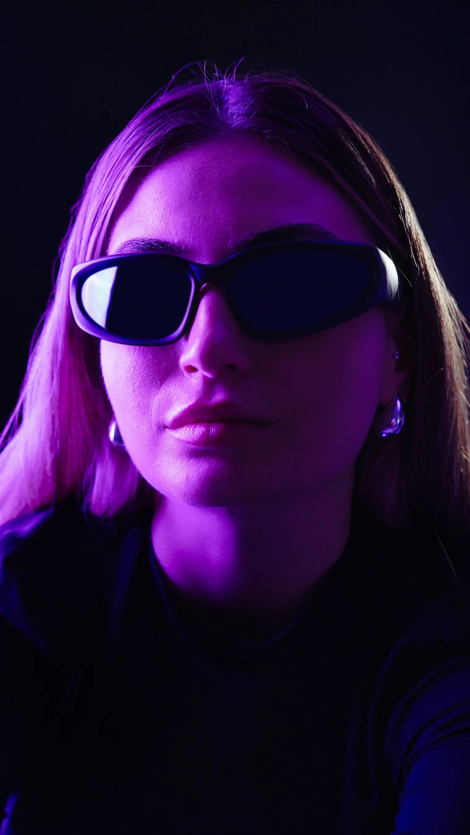 A model wearing FLEX sunglasses in Black-Blue