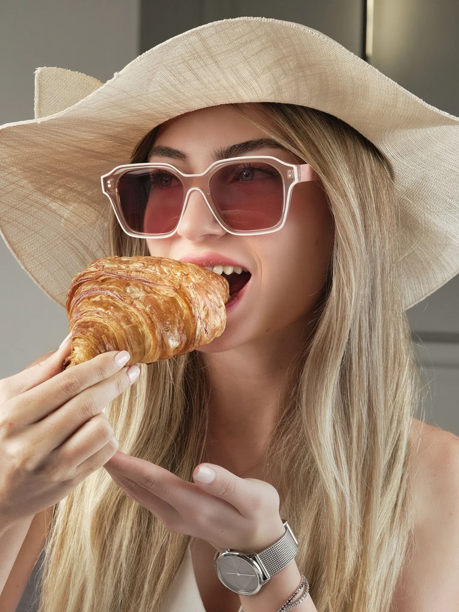 A model wearing GLAM sunglasses in Rose