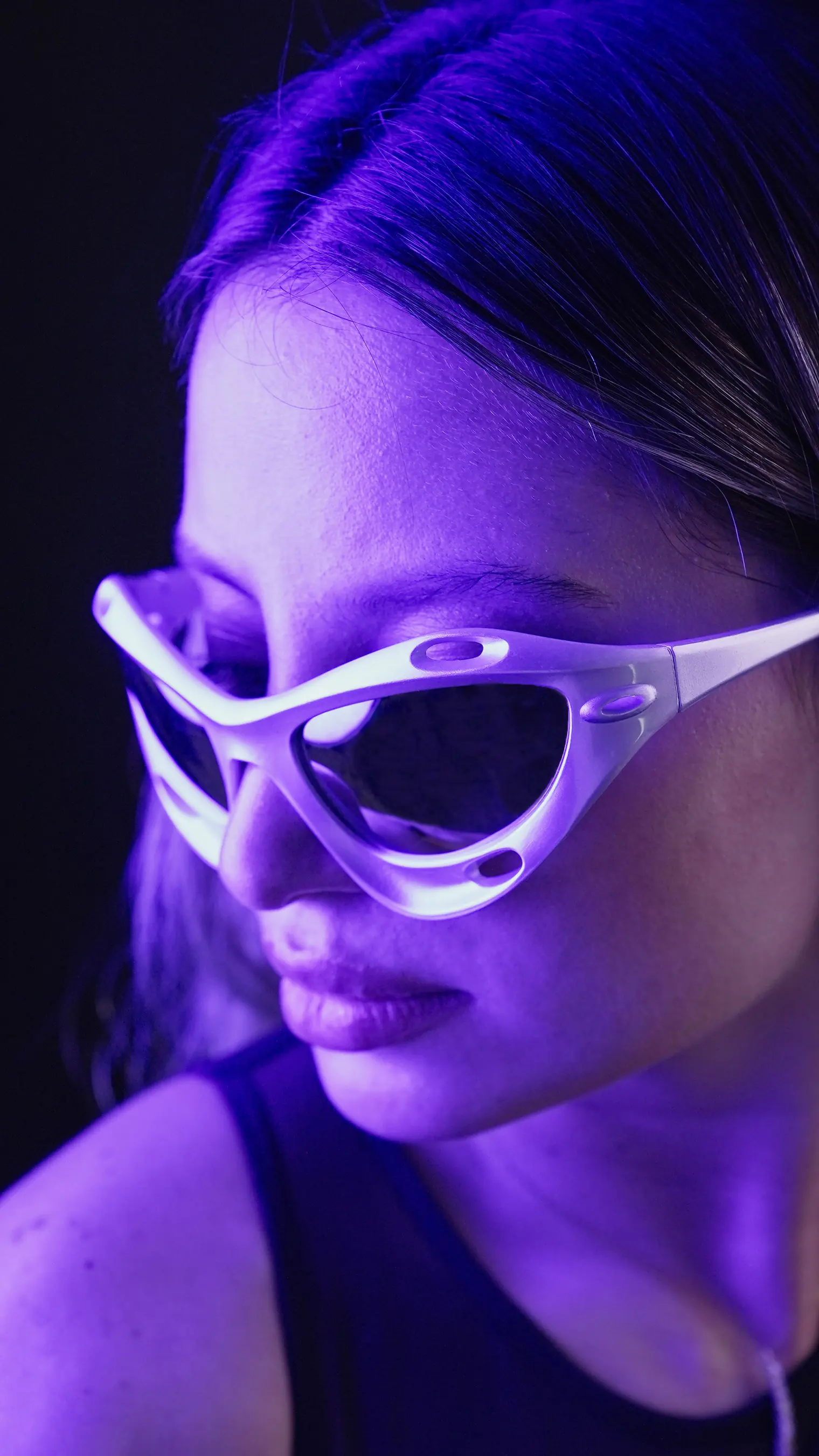 A model wearing MEDUSA sunglasses in White