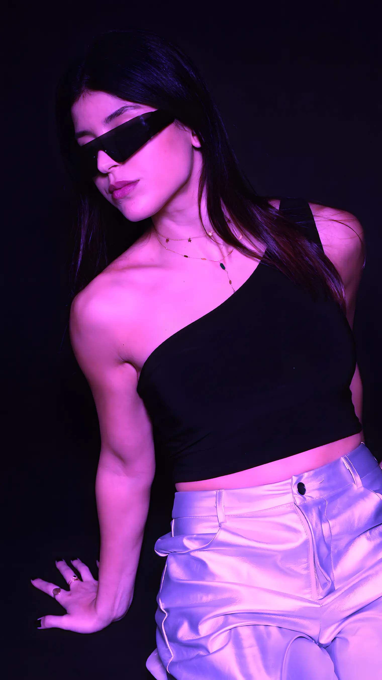 A model wearing META sunglasses in Black Mirror
