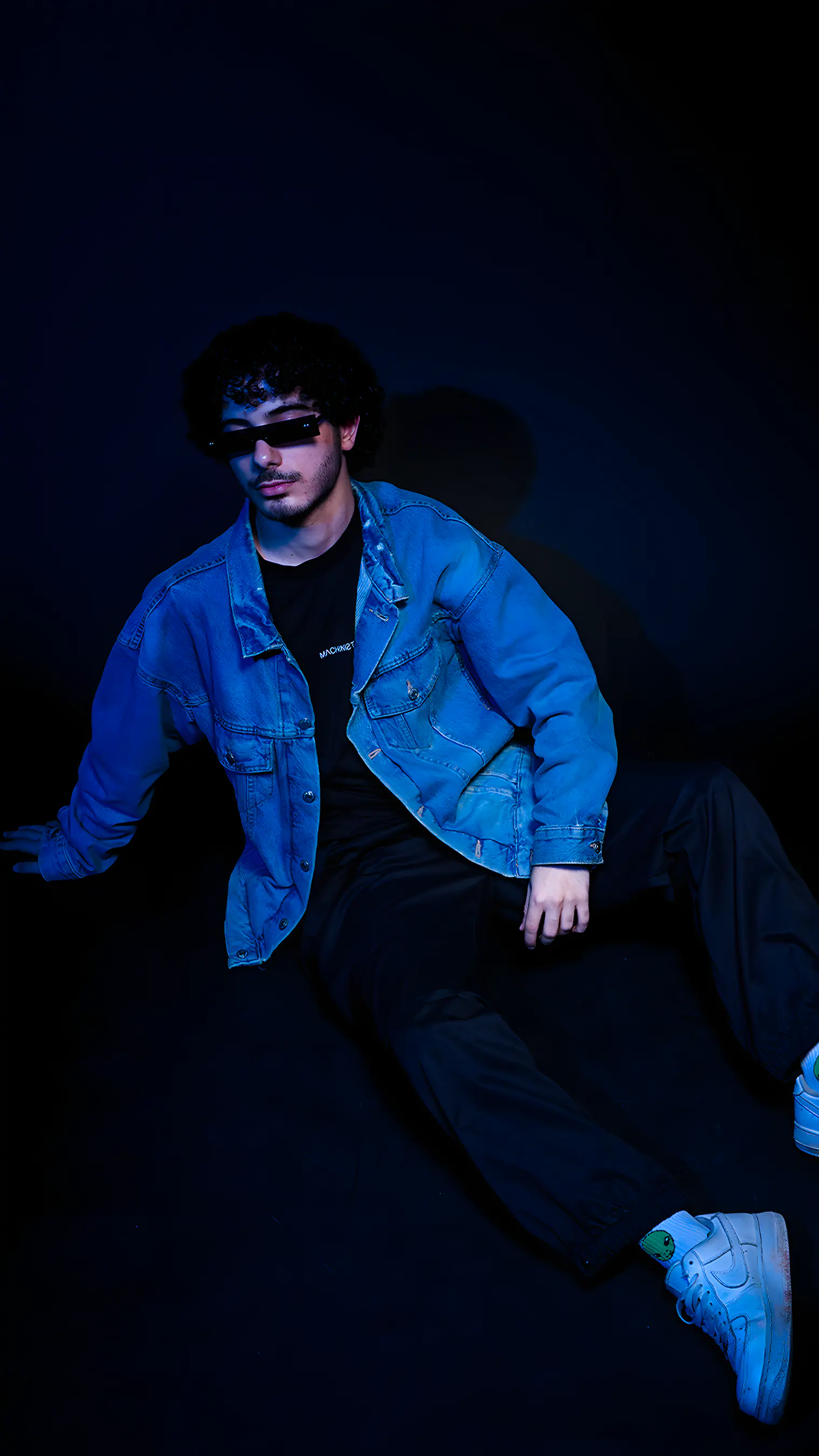 A model wearing MIRAGE sunglasses in Black