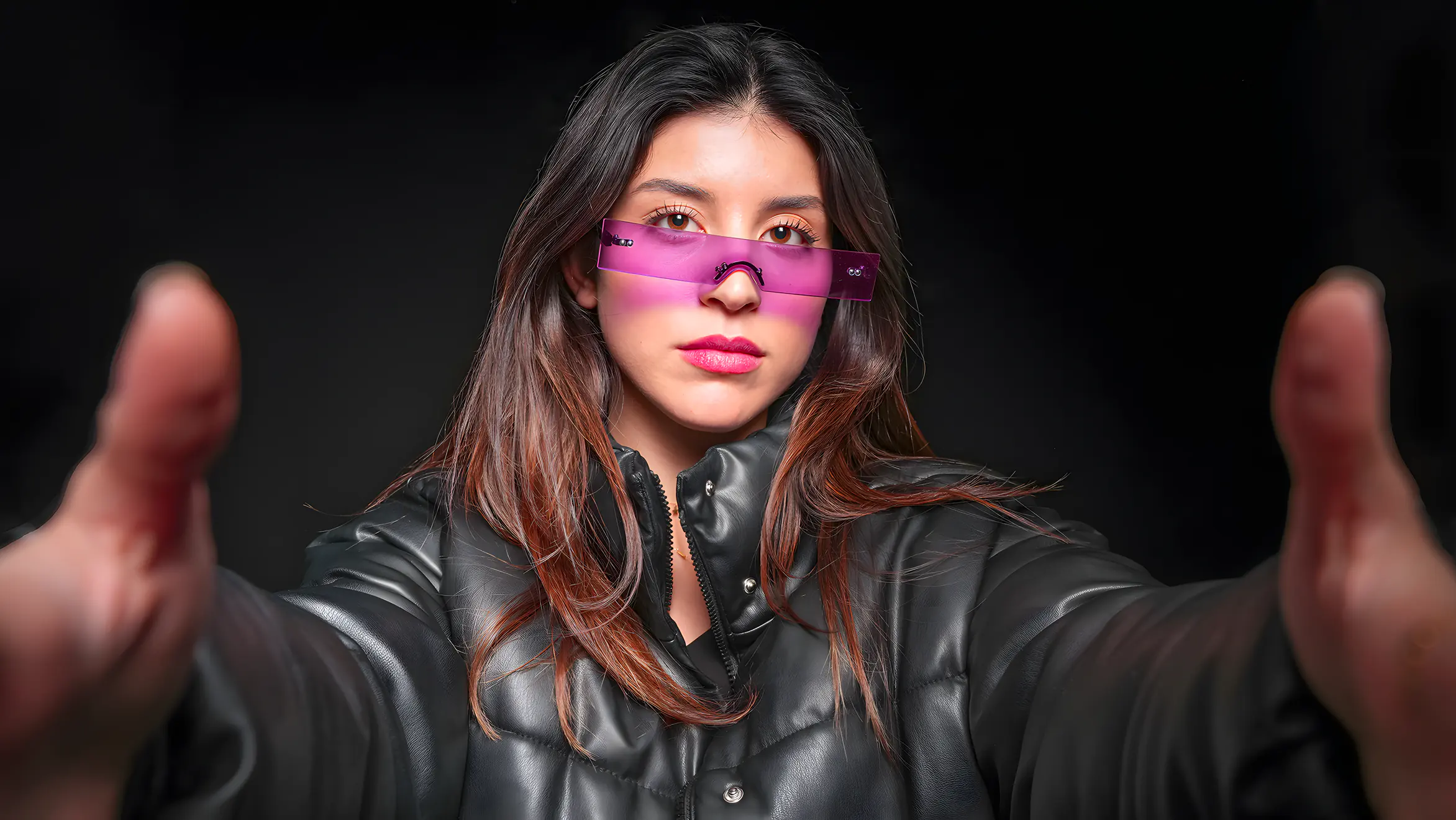 A model wearing MIRAGE sunglasses in Pink