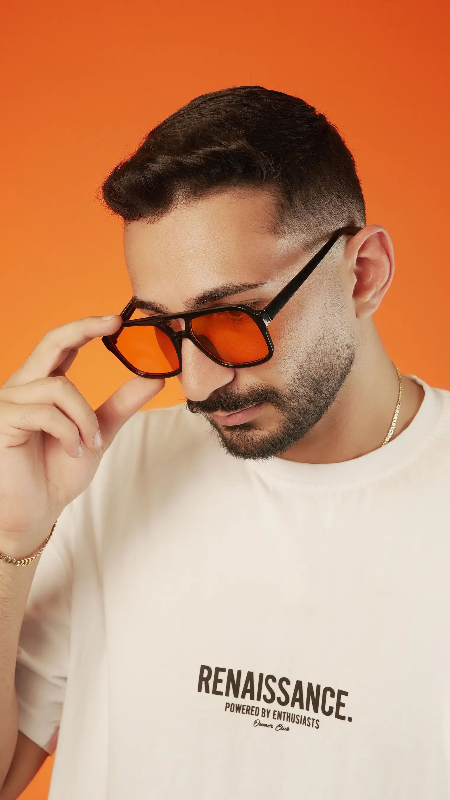 A model wearing PABLO sunglasses in Orange