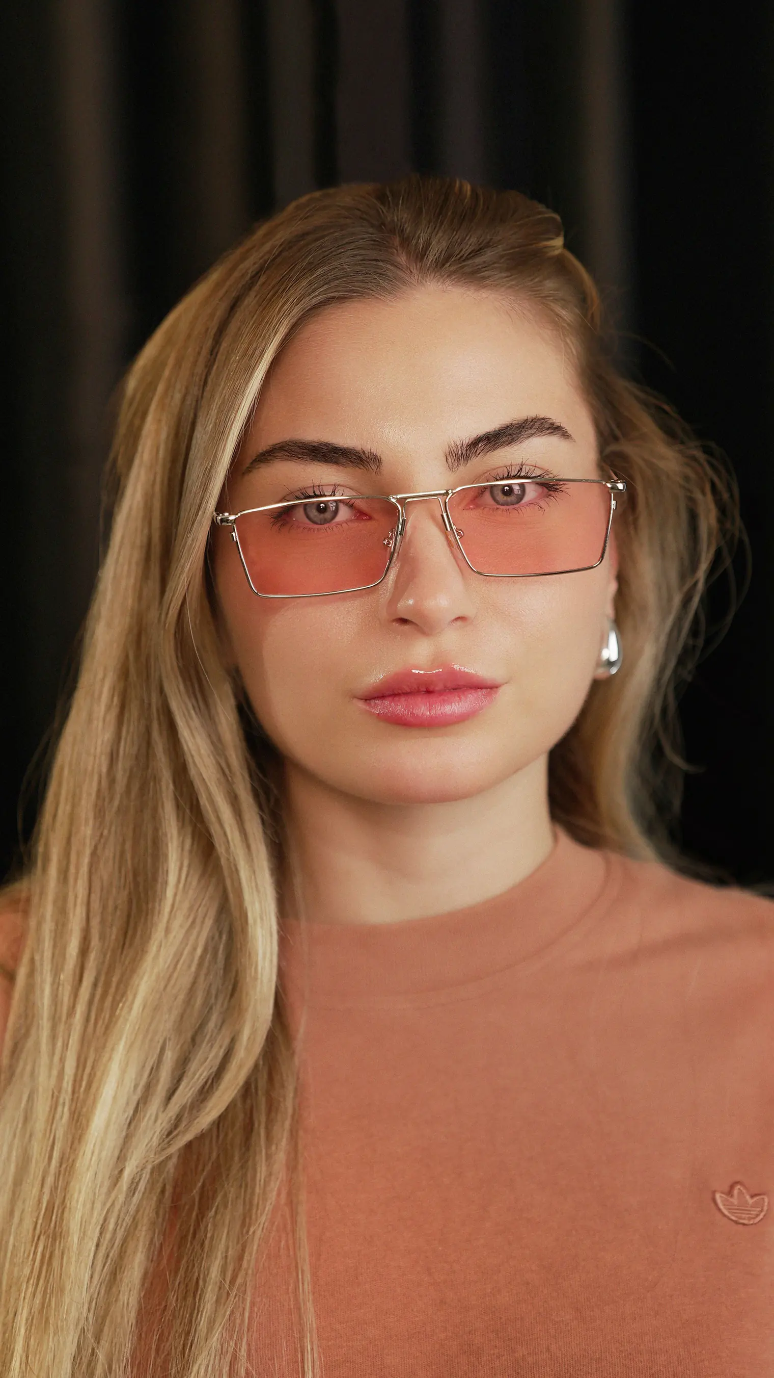 A model wearing PALM sunglasses in Silver Pink