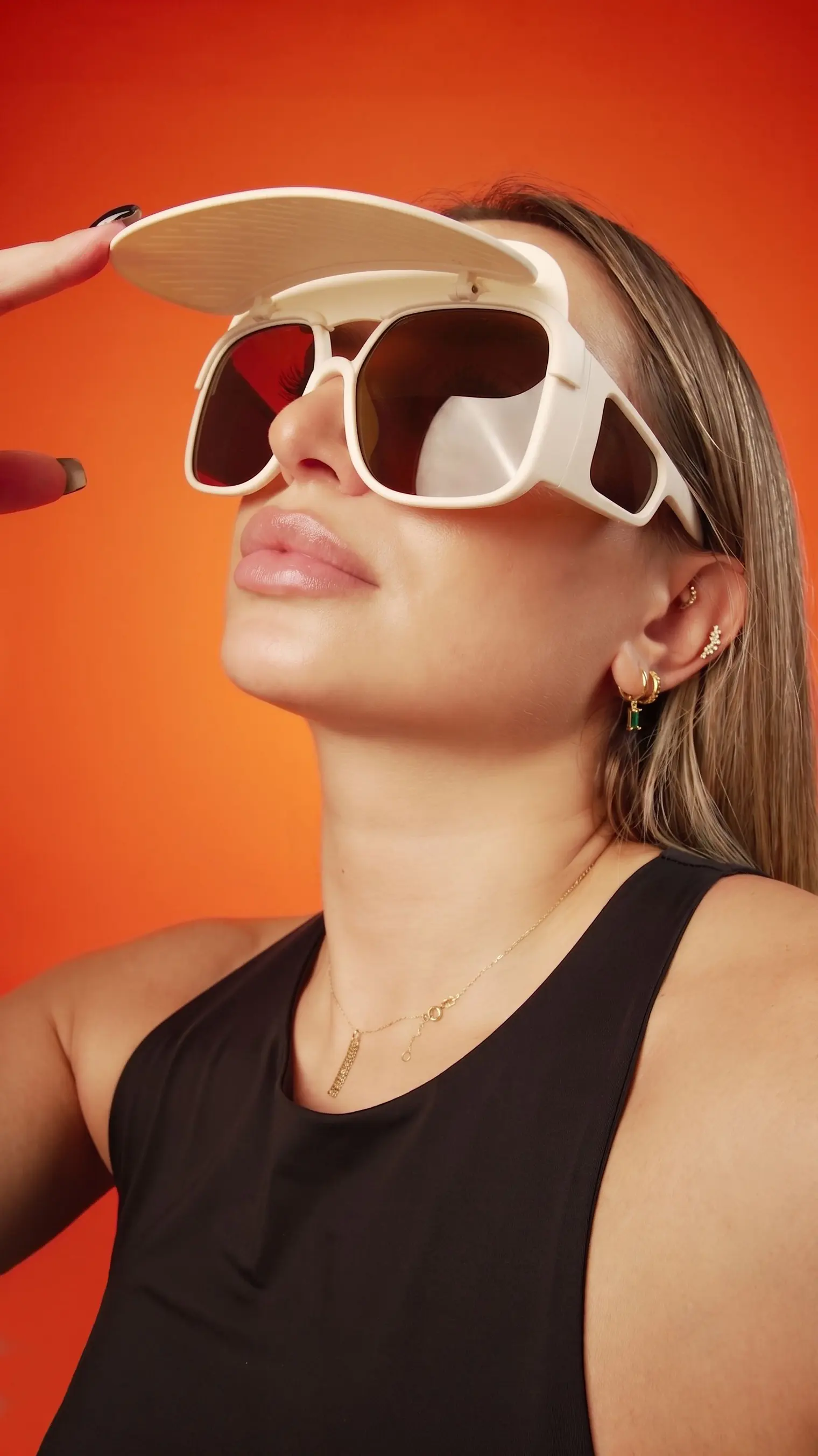 A model wearing SHADY sunglasses in White-Brown