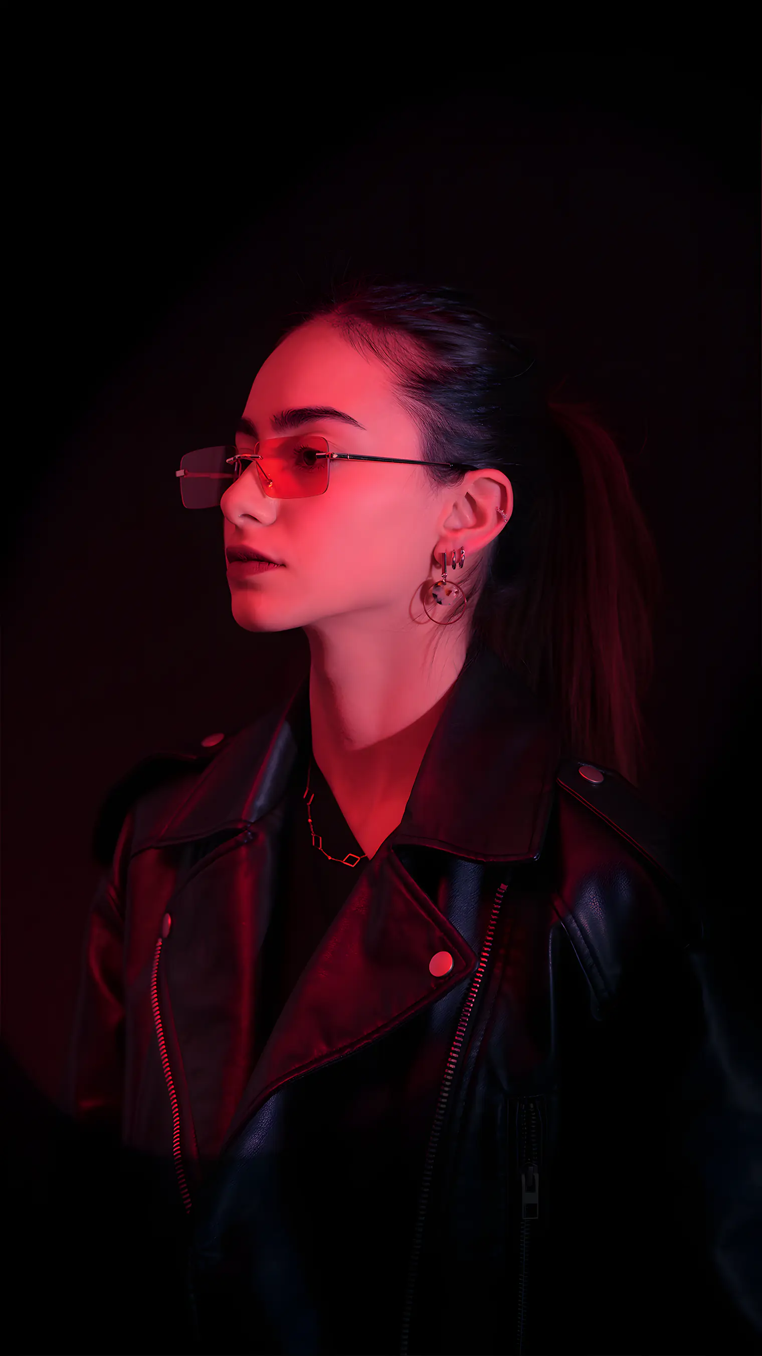 A model wearing SMOKE sunglasses in Pink Clear