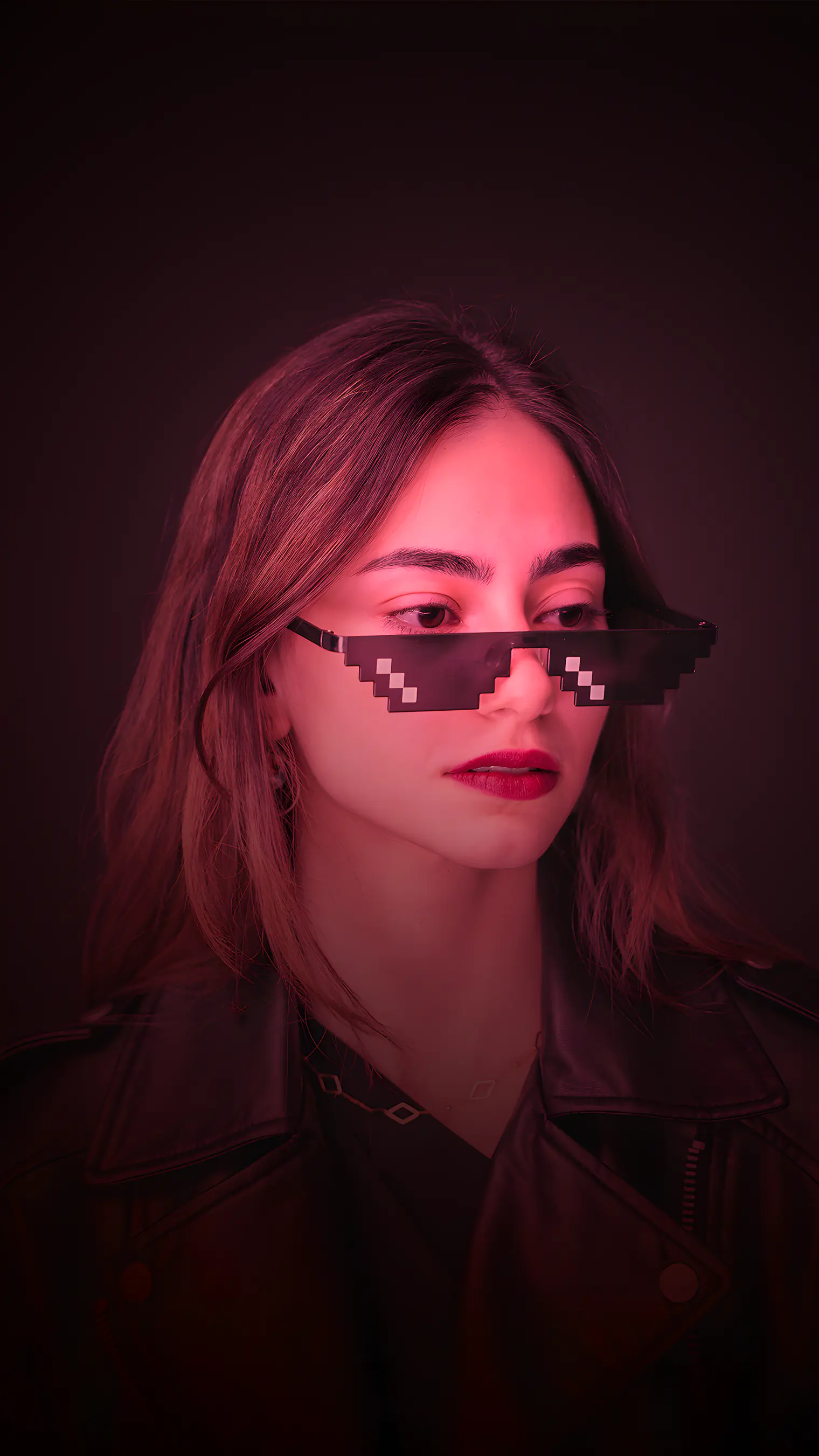 A model wearing STEVE sunglasses in Black