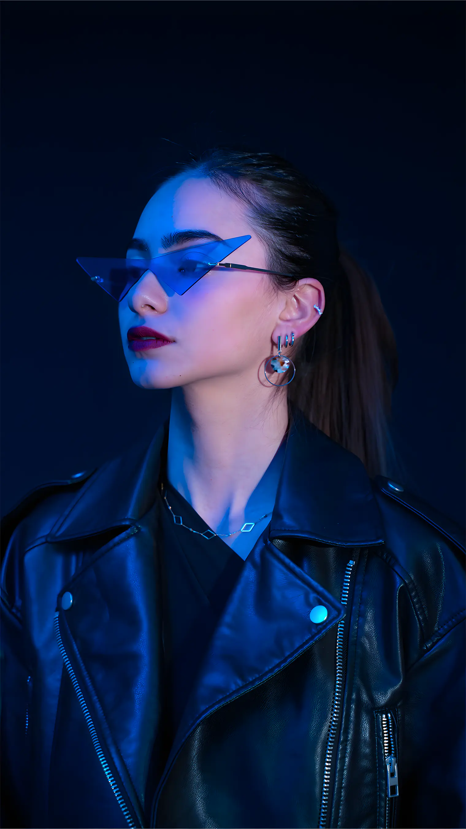 A model wearing TOKYO sunglasses in Blue